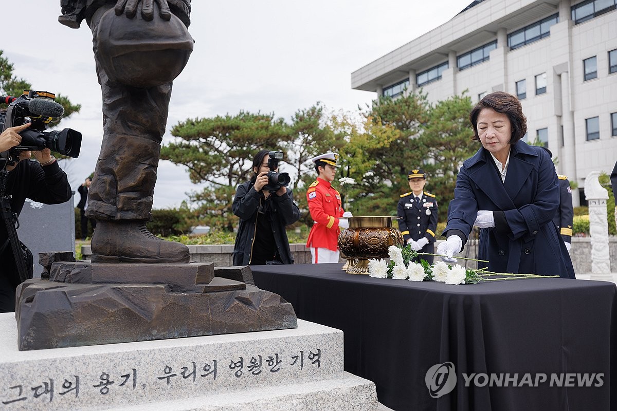 [경기도청 제공. 재판매 및 DB 금지]추미애 경기도지사가 24일 '제2회 경기소방 119메모리얼데이'를 맞아 경기도소방재난본부 내 해태공원에서 순직 소방관들을 추모하며 헌화하고 있다.