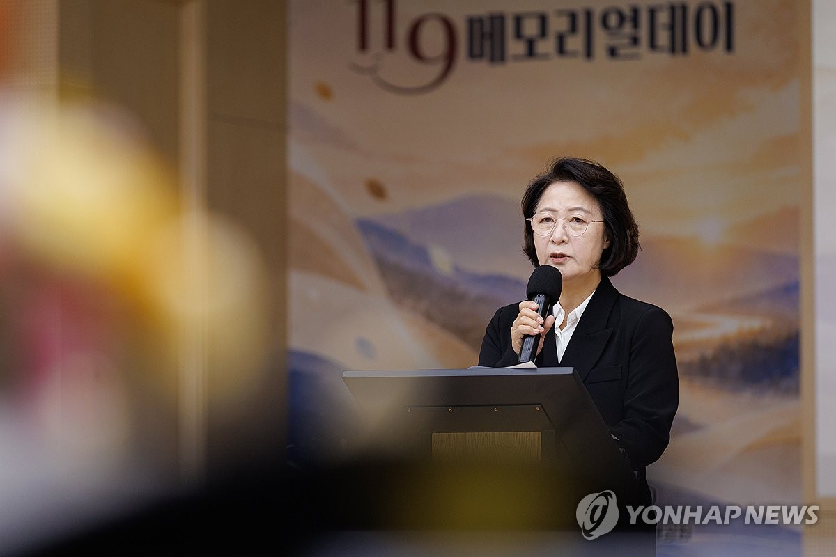 [경기도청 제공. 재판매 및 DB 금지] 추미애 경기도지사가 24일 경기도소방재난본부 대강당에서 열린 '제2회 경기소방 119메모리얼데이'에서 추모사를 하고 있다