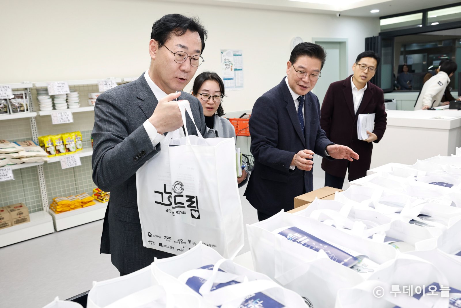 정명근 화성특례시장이 그냥드림 사업장에서 지급하는 품목들을 확인하고 있다