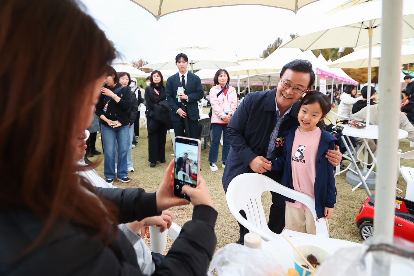 에듀의왕 어울림축제(7)_김성제 의왕시장이 한 시만과 즐겁게 인사를 나누고 있다