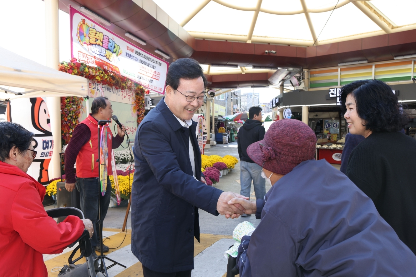 김성제 의왕시장이 국화축제에서 시민들과 인사를 나누고 있다