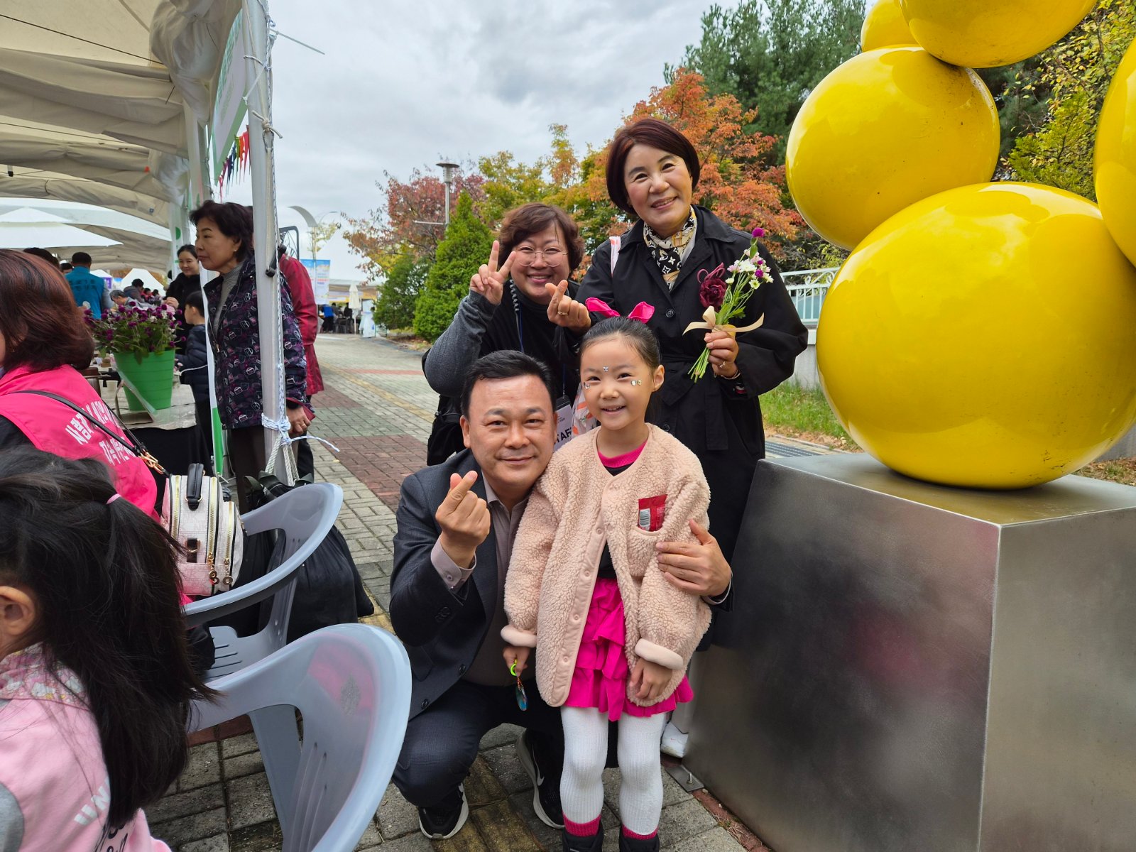 참석한 시민과 기념사진 촬영
