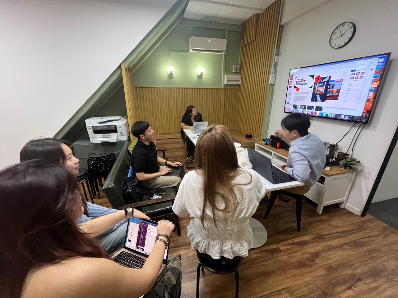 김선우 나빅 대표(왼쪽 세번째)가 프로토콜 관계자와 미팅을 갖고 기업설명을 하고 있다.